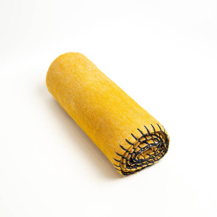 Coperta da viaggio extra morbida in lana di yak, 14,6 x 96", fatta a mano per la vendita all'ingrosso da parte di ART HIMALAYAN TRADING LTD