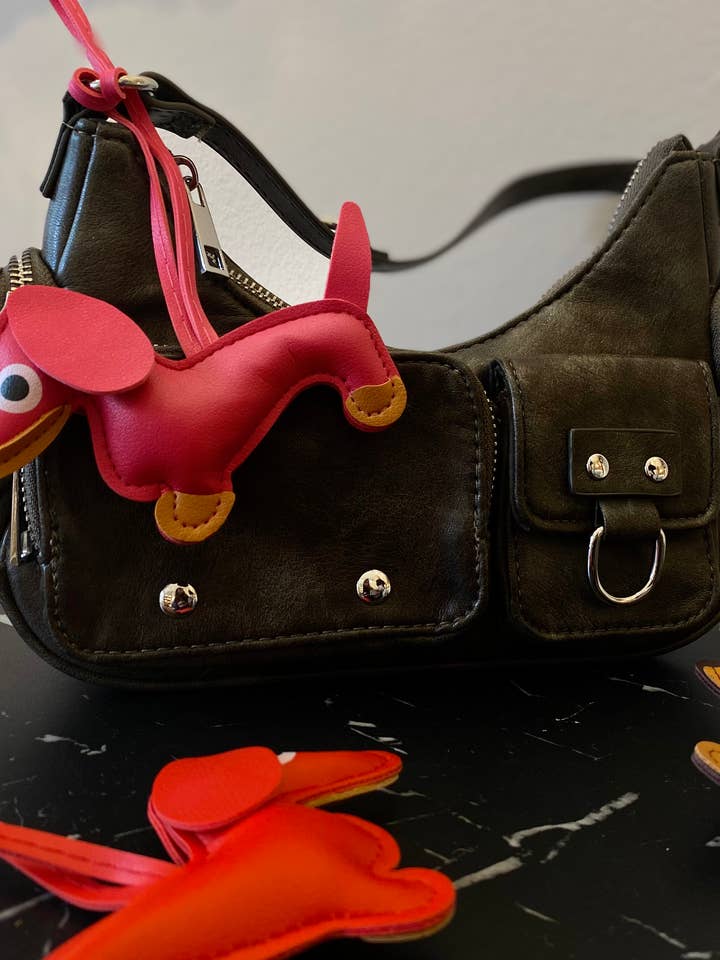 Portachiavi in pelle a forma di bassotto per la vendita all'ingrosso da parte di Dog Person GmbH