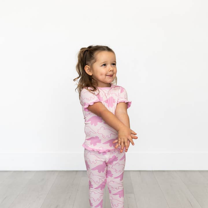 Ensemble de sommeil Triceratops à volants à manches courtes roses pour la vente par Sweet Daisy Baby Clothing