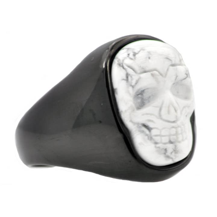 Herenring van zwartgeplateerd roestvrij staal met natuurlijke howliet schedel voor wholesale door Blackjack Mens Jewelry