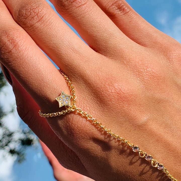 Mali Beads – Großhandel Glieder- & Kettenarmband – CZ Handkettchen mit Mond- & Sternanhänger – Zarter, vergoldeter Schmuck