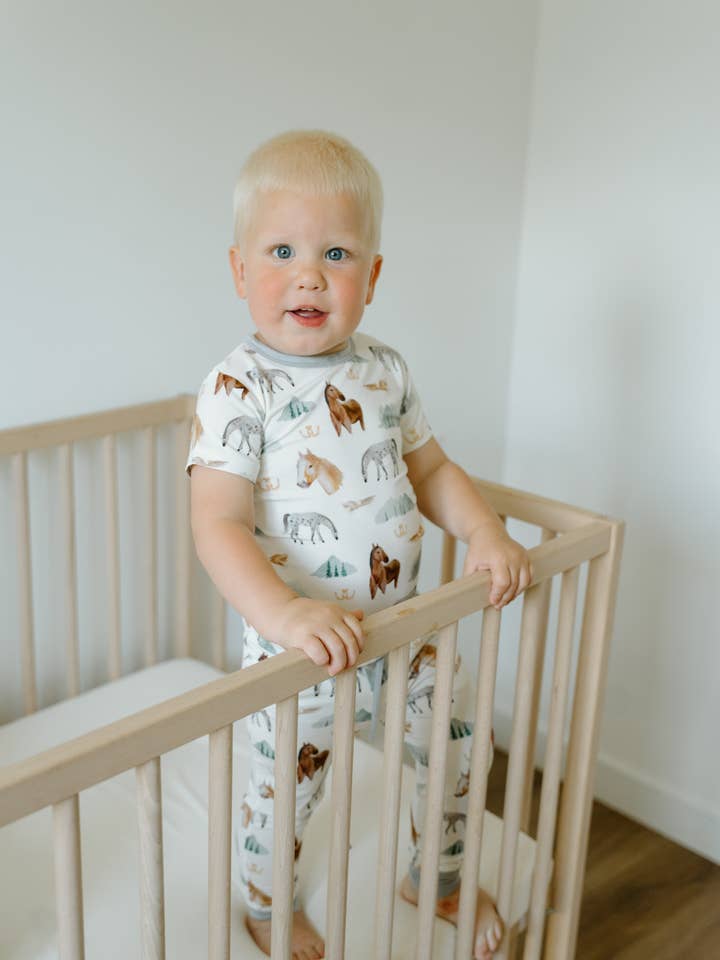 Ensemble de pyjama à manches courtes avec poche et pantalon jogger - Sentiers de montagne pour la vente par Peaks & Valleys Baby