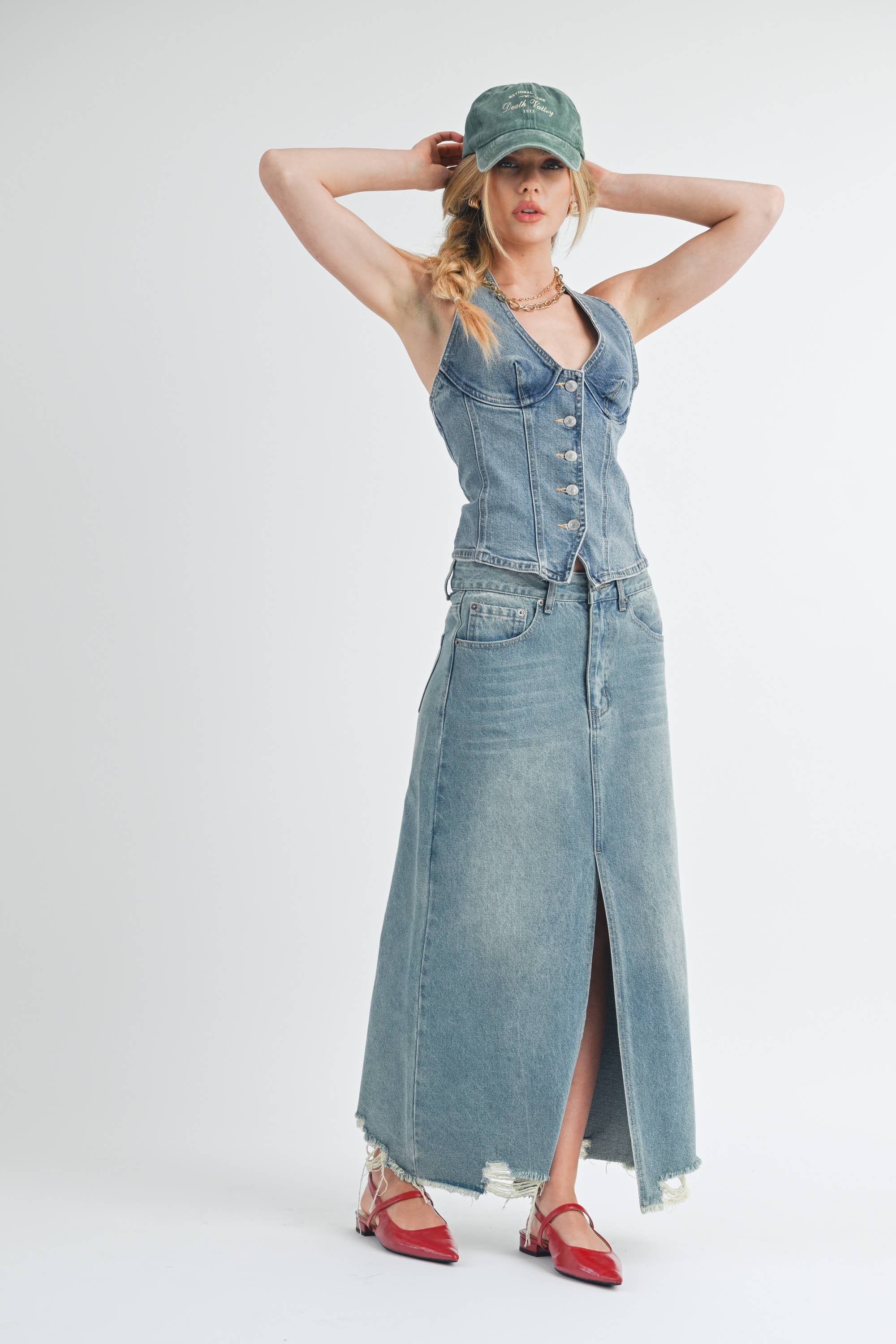 DENIM MÉDIO Saia longa de jeans com fenda frontal S7694 para venda a revendedores na Faire6