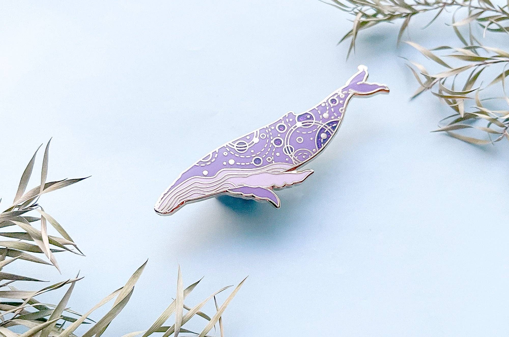 Alum and Ink - Wholesale Reversspeld/knoop - Orbitale bultrug (zeesirene) speld5