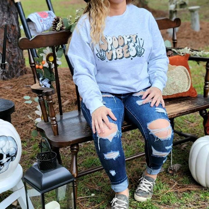 Spooky Vibes Sweatshirts, Halloween-Sweatshirt für den Großhandel von The Babe Cave Co