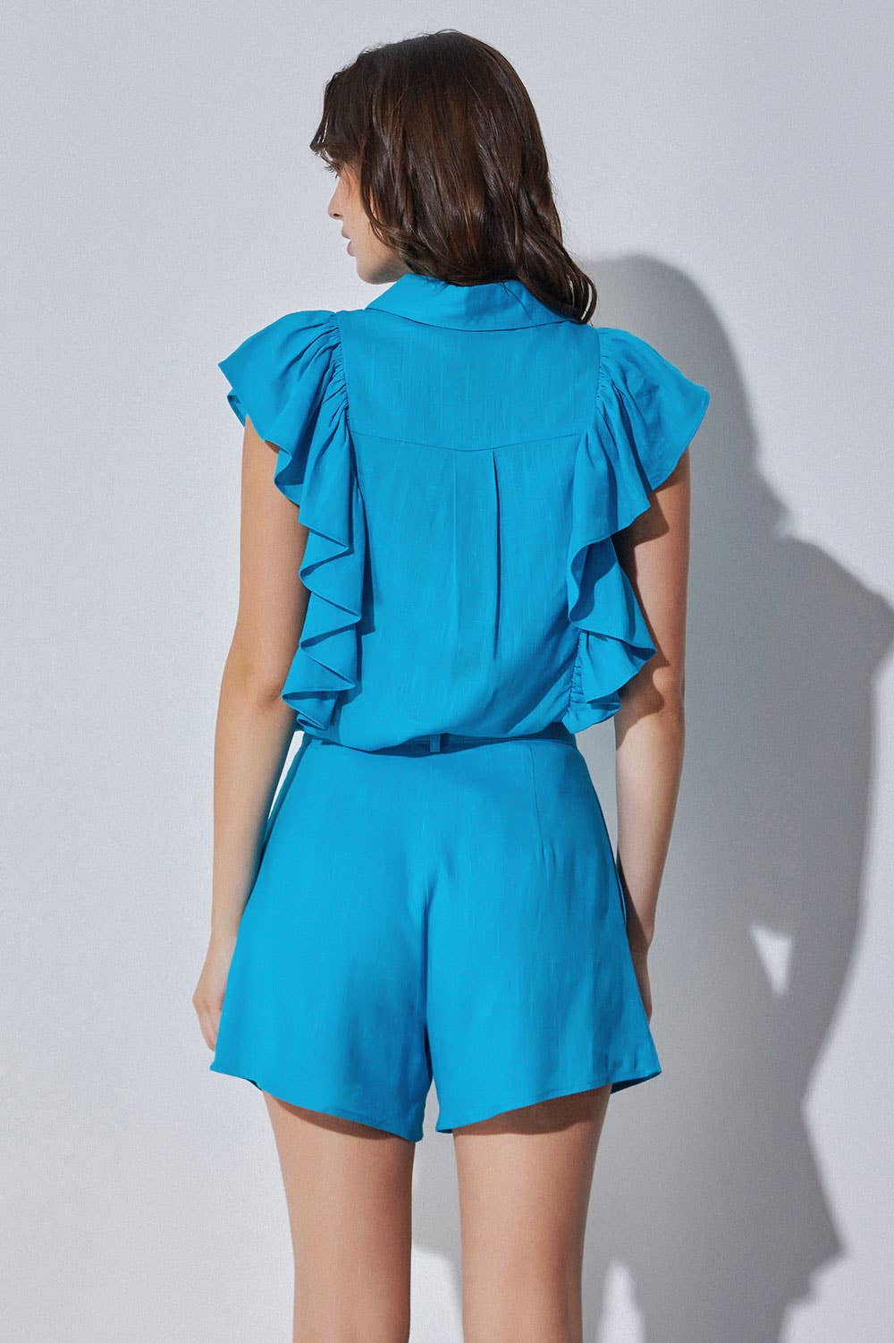 Strut & Bolt - Venta al por mayor Camisa con botones - Mujer - Blusa de lino sin mangas con volantes en los hombros14