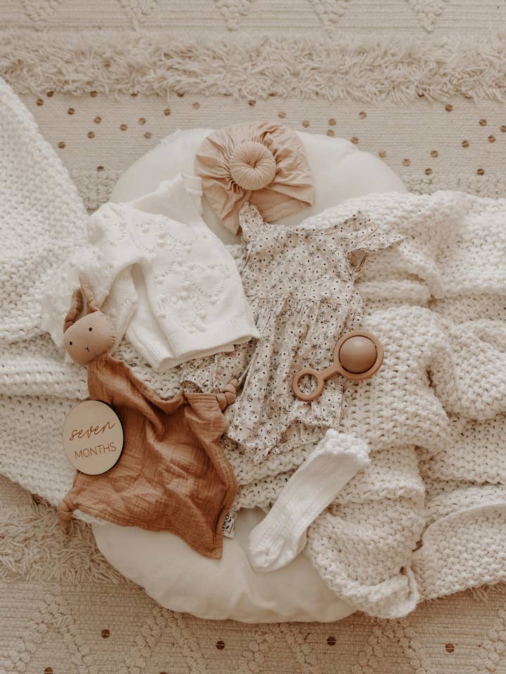 Hochet - Ora | Pivoine pour la vente par Little Chew