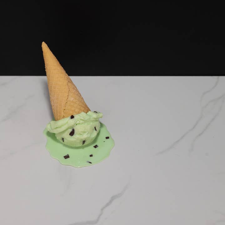 Just Dough It! Fake Foods – wholesale Dekorativt bordsobjekt – Falska smältande Mint choklad Chip Glass Cone