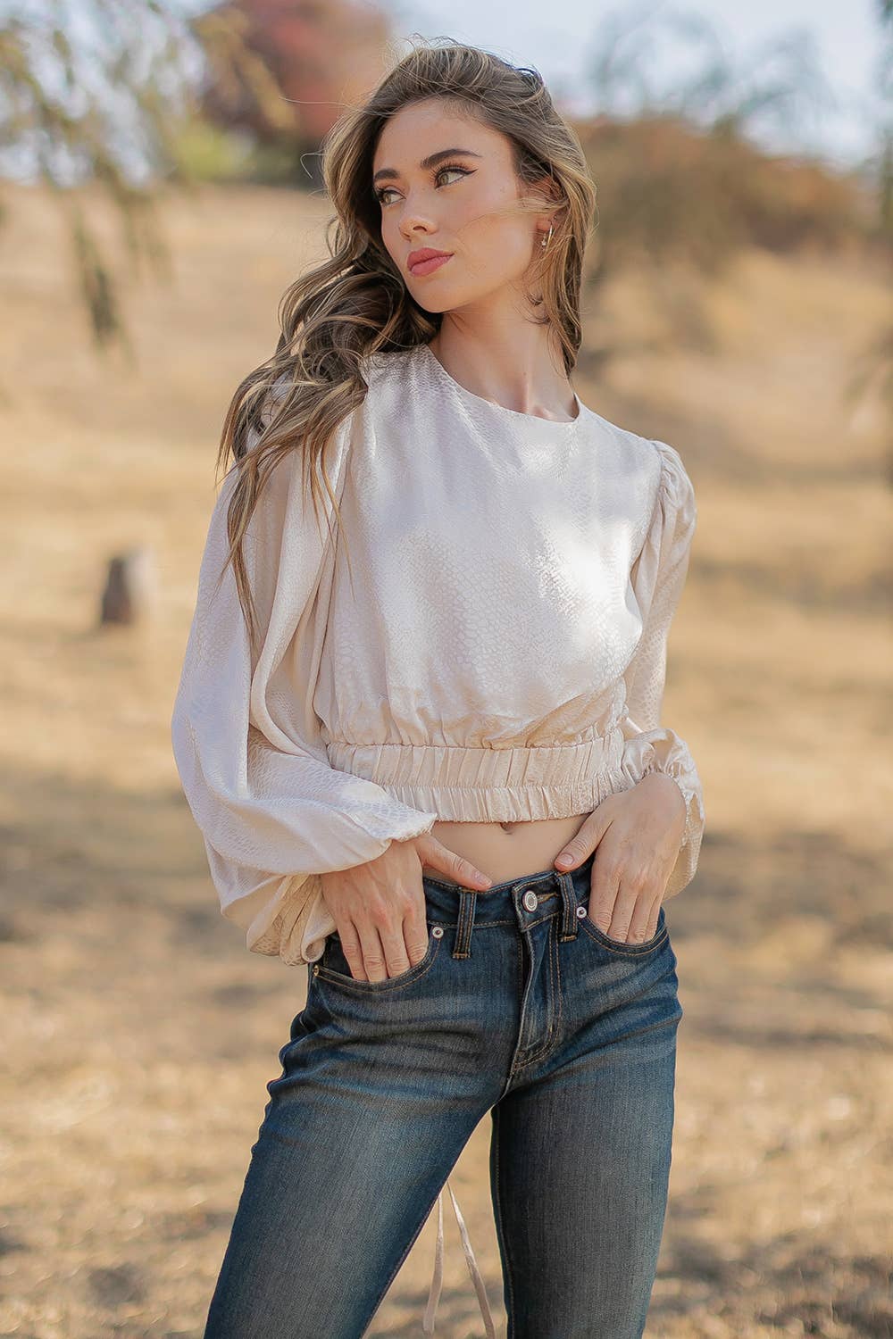 Strut & Bolt – Großhandel Bluse – Damen – Rückenfreie Jacquard-Satinbluse mit offenem Rücken0