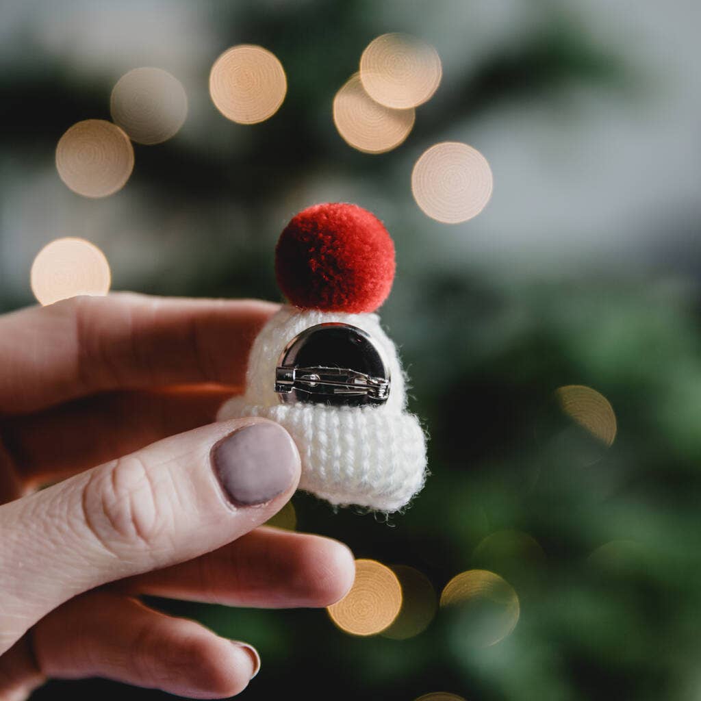 Jodie Gaul & Co – wholesale Brooch – Christmas Knitted Bobble Hat Badge - White/Red Pom Pom1