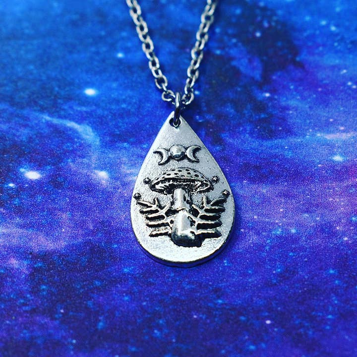 Hanglamp met paddenstoel en drievoudige maan voor wholesale door JorieJewelry