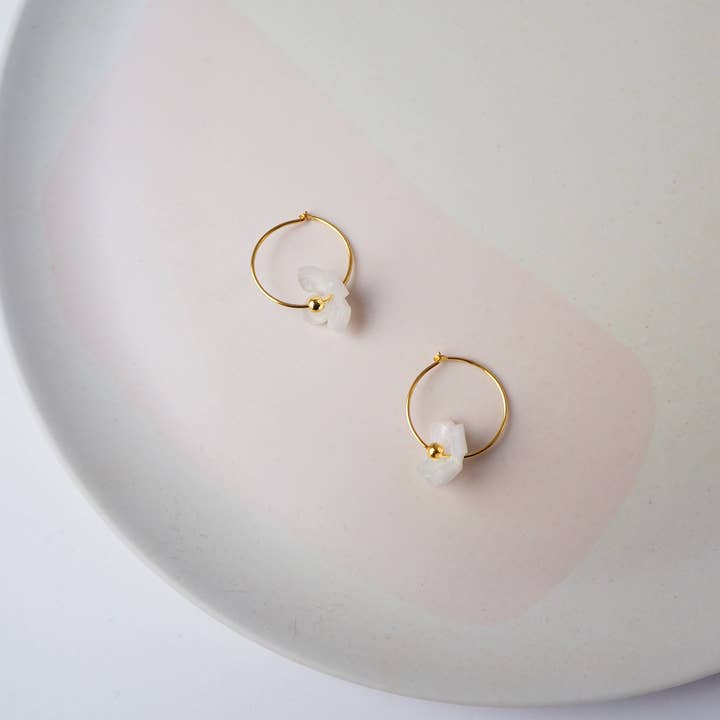 Custom Made - Wholesale Oorringen - Bloom Oorringen, gouden oorringen met witte bloem4