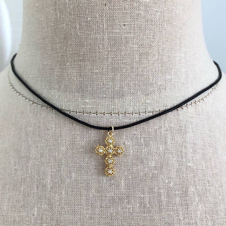 Girocollo mini con croce in filigrana per la vendita all'ingrosso da parte di Isabelle Grace Jewelry