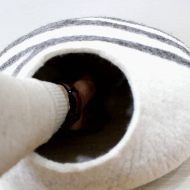 Woollyfelt – wholesale Pet cave – Cat/dog – Handmade Felt Cat Bed With 100% Pure Wool1