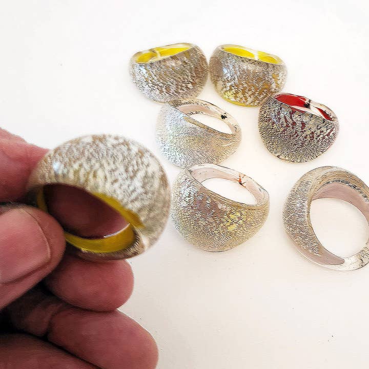 Bagues en verre mercure argenté iridescent au design vintage en forme de dôme. pour la vente par Galerie Indra