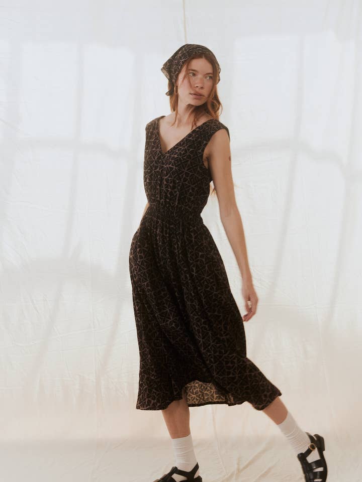 Eesha Kjole Bomuldsmuslin Med Pinwheel Print Trækul for engroshandel hos Umber and Ochre