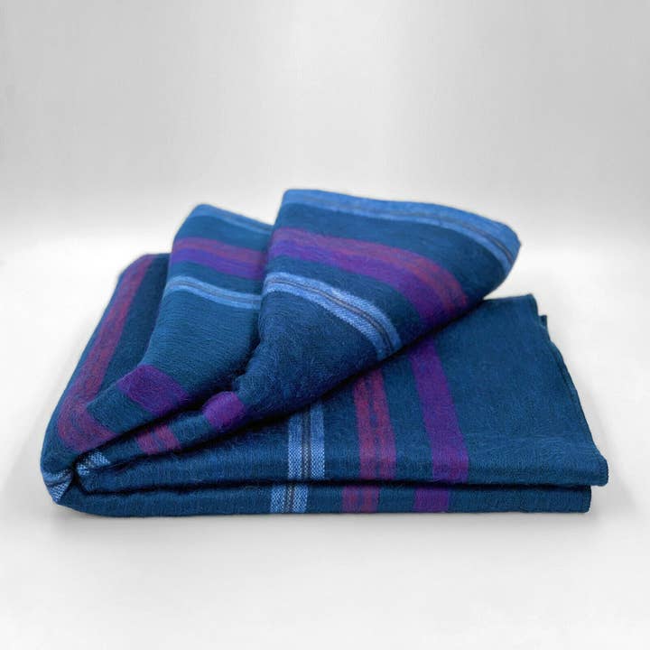 ECUALAMA - Vendita all'ingrosso Plaid - Coperta in lana di alpaca a righe blu scuro e viola1