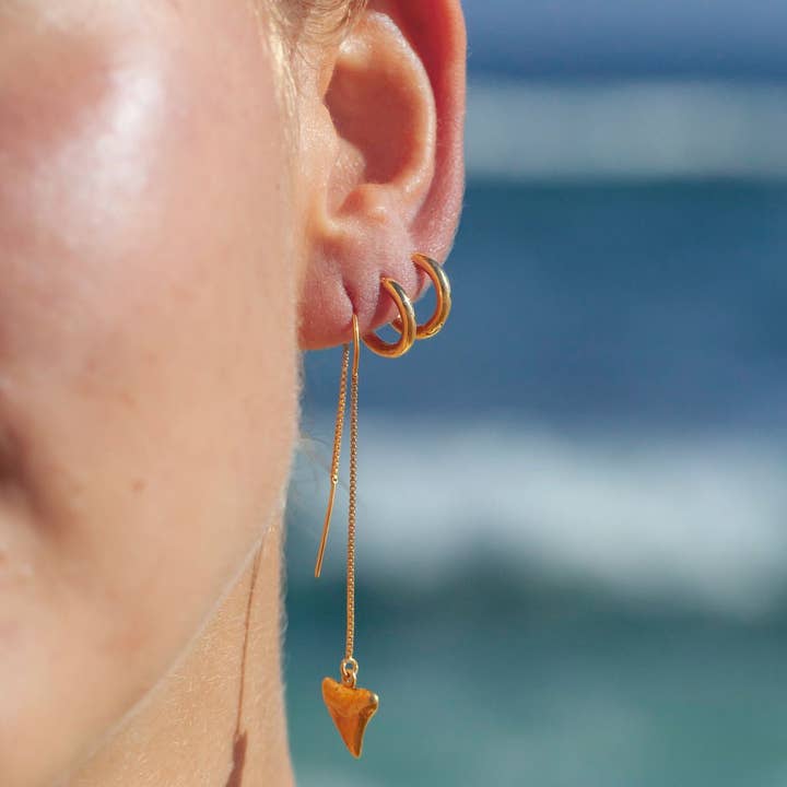 Ke Aloha Jewelry - Wholesale Hangende/ronde oorbellen - Petite Gold Shark Tooth Threader Oorbellen - Mano Petite3