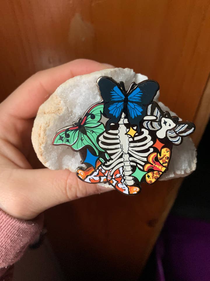 Ribcage Moth Emaljstift för wholesale av Pocket Bean