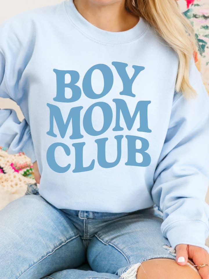 Sweat-shirt graphique pour adulte "Boy Mom Club" pour la vente par Uncommon Label