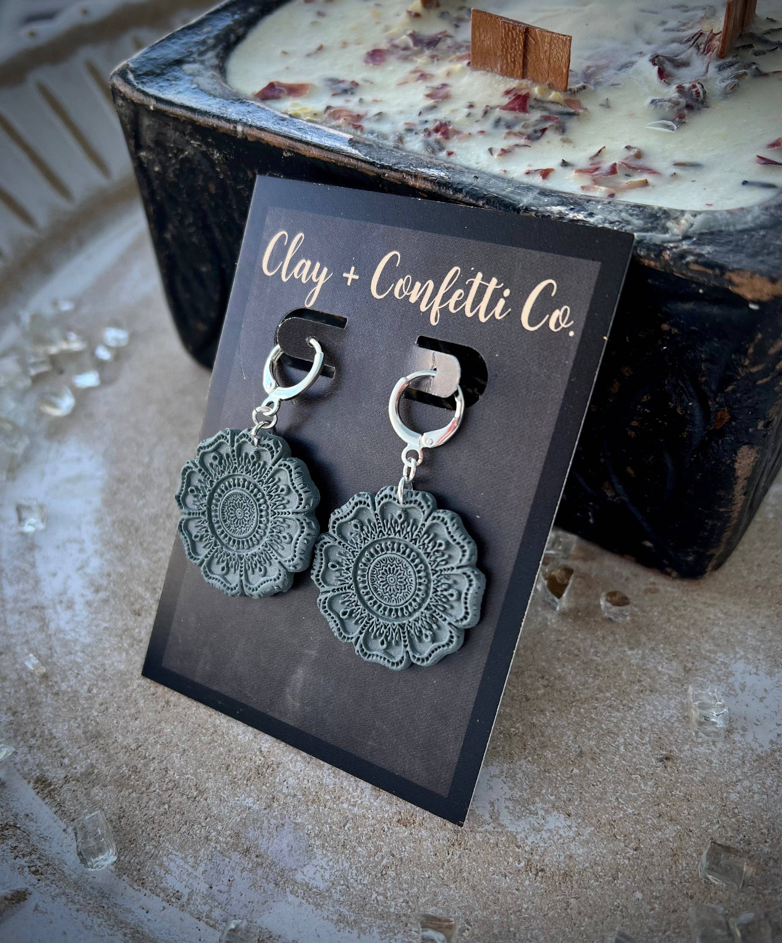 Clay & Confetti Co. - Venta al por mayor Pendientes colgantes - Pendiente en forma de mandala de plata con forma de mandala de color azul oscuro0