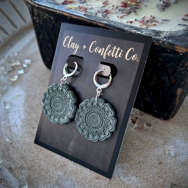 Clay & Confetti Co. - Venta al por mayor Pendientes colgantes - Pendiente en forma de mandala de plata con forma de mandala de color azul oscuro