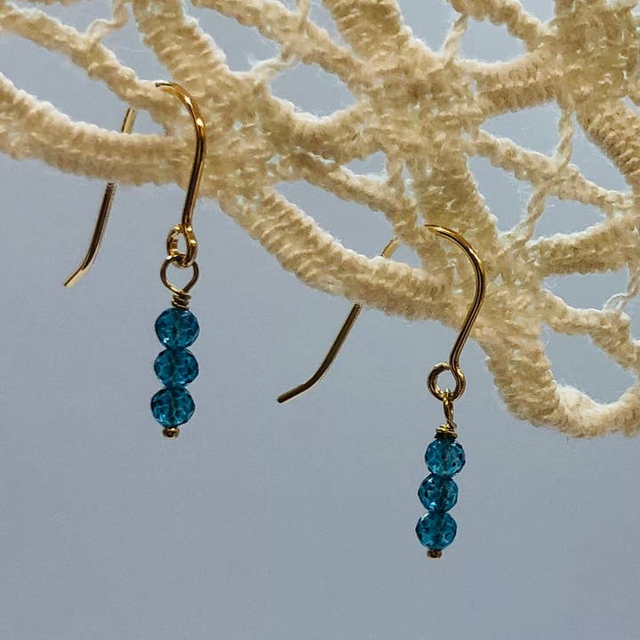 Blå topas örhängen för wholesale av Penelope Plum Designs