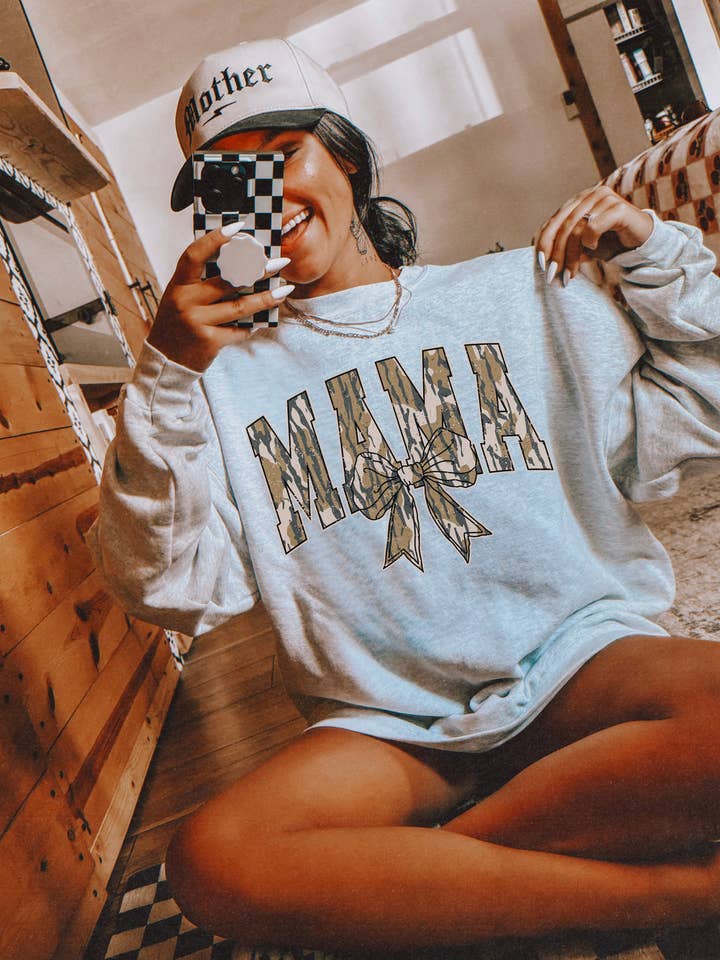 Camo Mama Rundhalsausschnitt für den Großhandel von The Desert Lobo