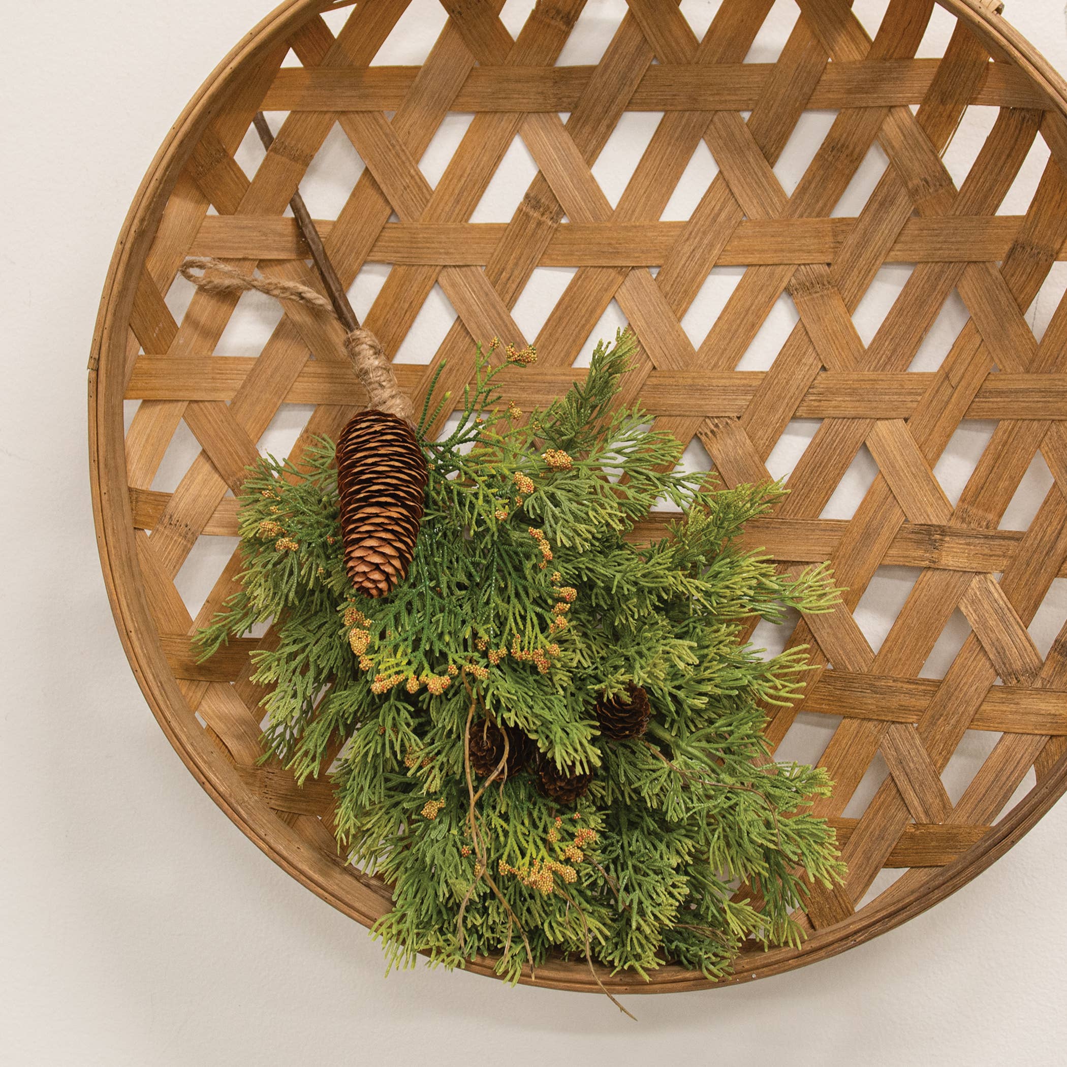 Saybrook Lane - Vendita all'ingrosso Piante artificiali - Goccia di Cedro e Pigna a Tocco Morbido - 18"1