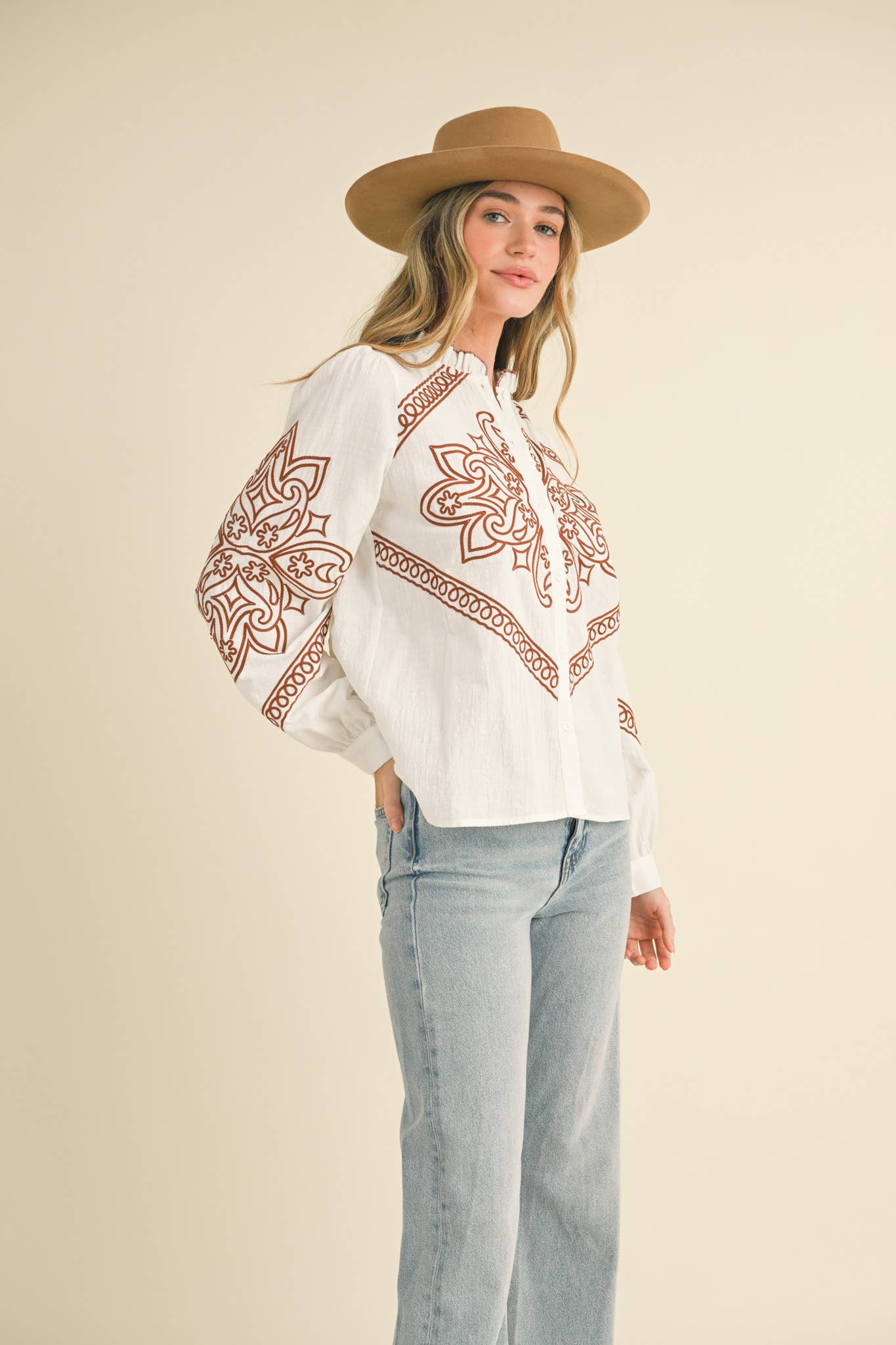 &MERCI – Engroshandel Skjorte med buttondown – til kvinder – BRODERET MOCK NECK KNAPPEBLUSE MTP333621