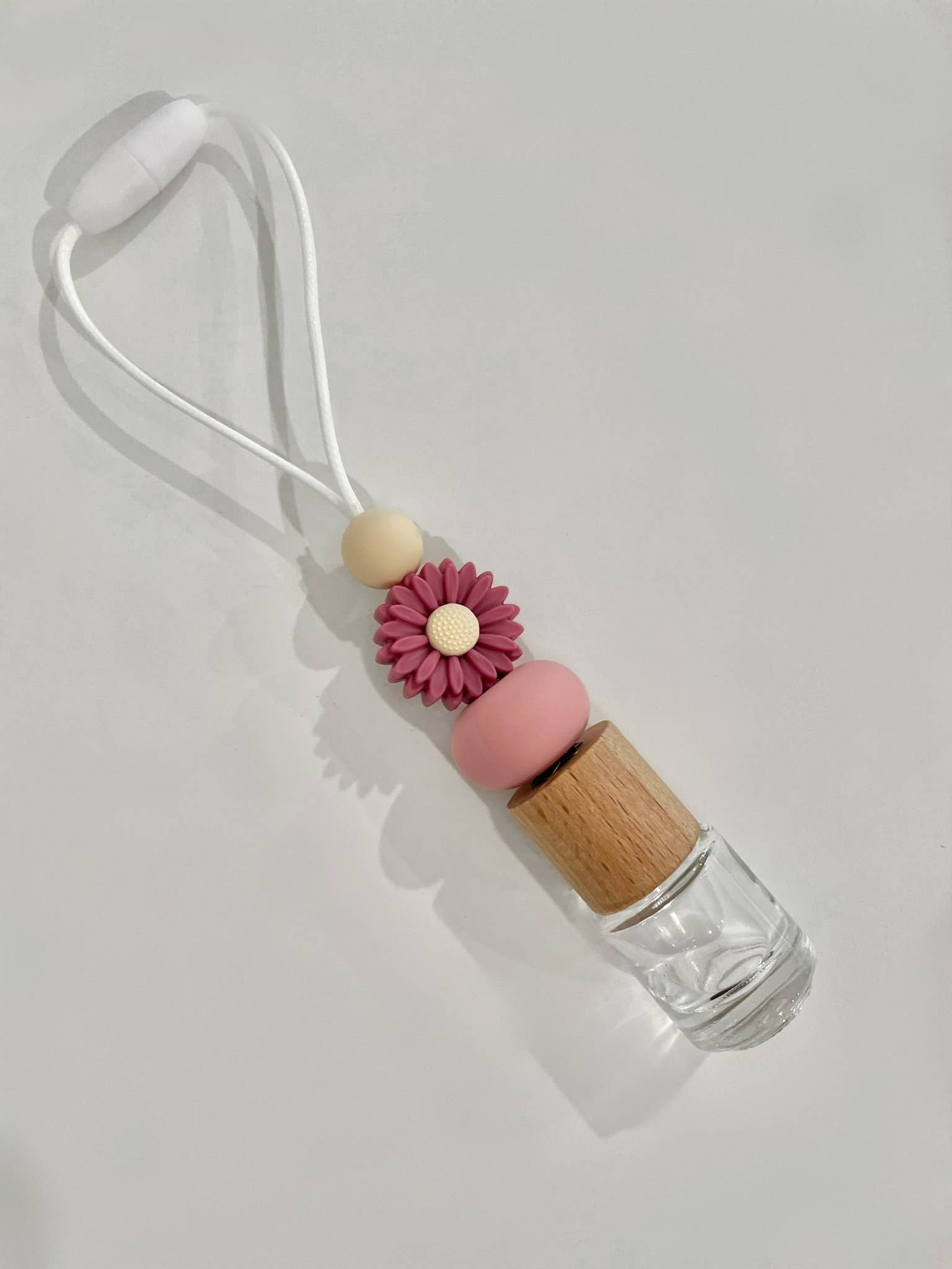 One Little Hound – wholesale Car Freshener - Unisex – Dark Pink Daisy Wooden Car Diffuser1
