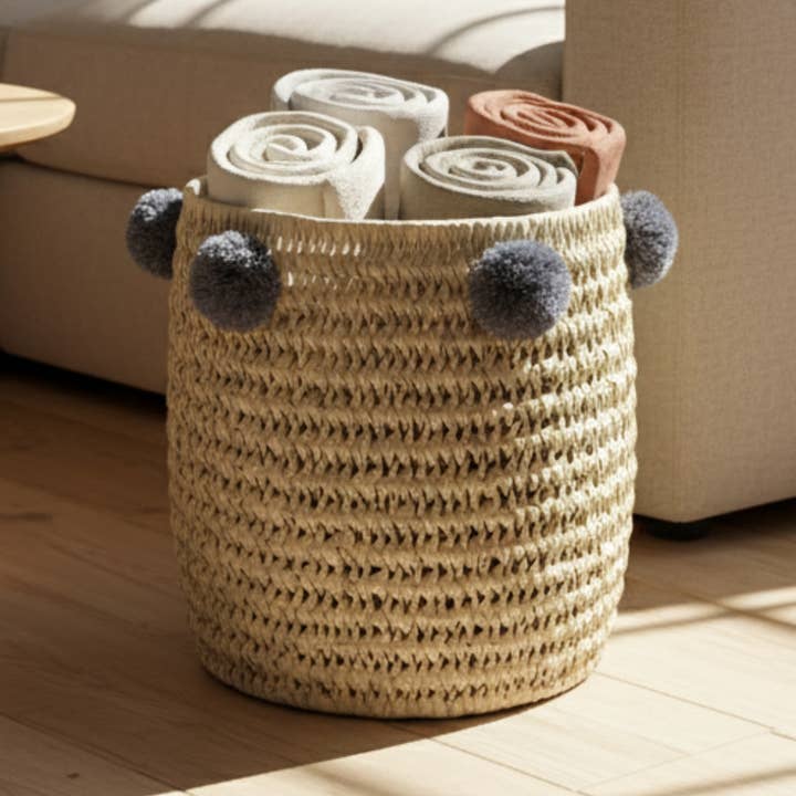 Panier de rangement tissé à la main neutre avec pompons gris ardoise for wholesale by LeBazare