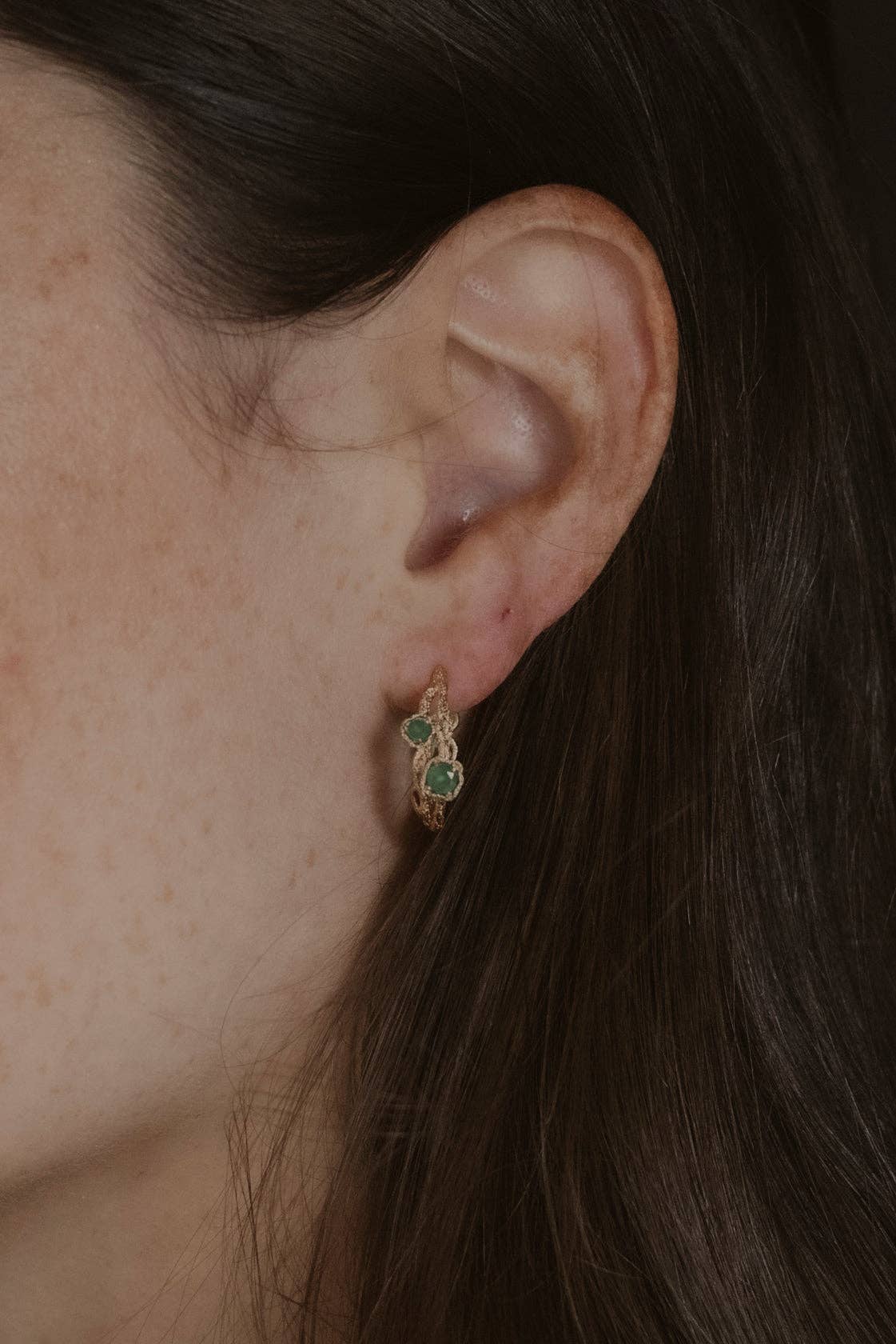 Claire Hill Designs - Vendita all'ingrosso Orecchini a cerchio - Orecchini a cerchio in oro con rami intrecciati di calcedonio1