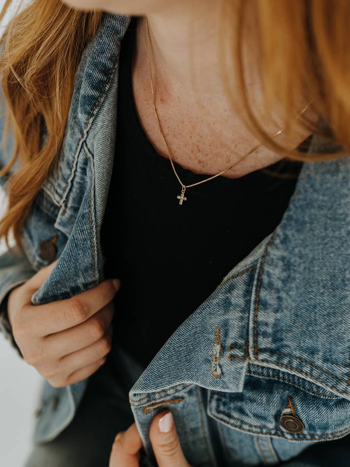 Collier Croix Mini Cubique pour la vente par Sydney Rose Co.