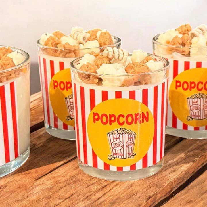 Bougie artisanale parfumée au pop-corn caramel pour soirée cinéma pour la vente par Karly’s Candles