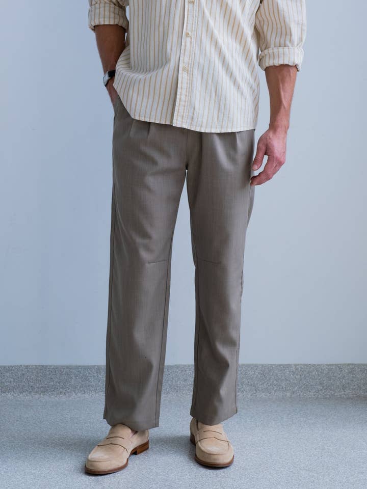 Pantalon plissé Studio - Taupe pour la vente par Hipland