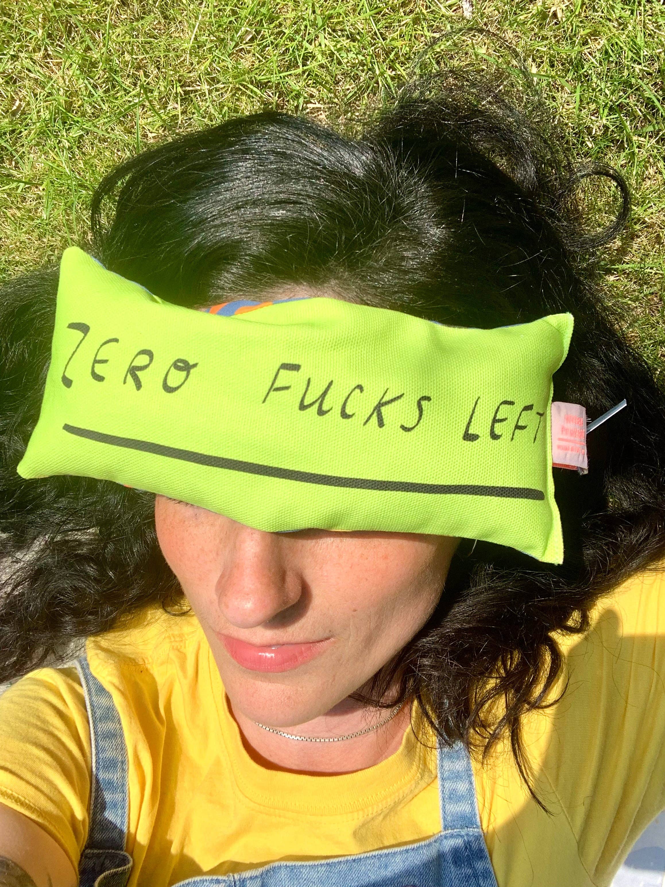 Nicola Rowlands – Almofada de spa/terapia por atacado – Zero F*Cks Saco Lavanda Esq3