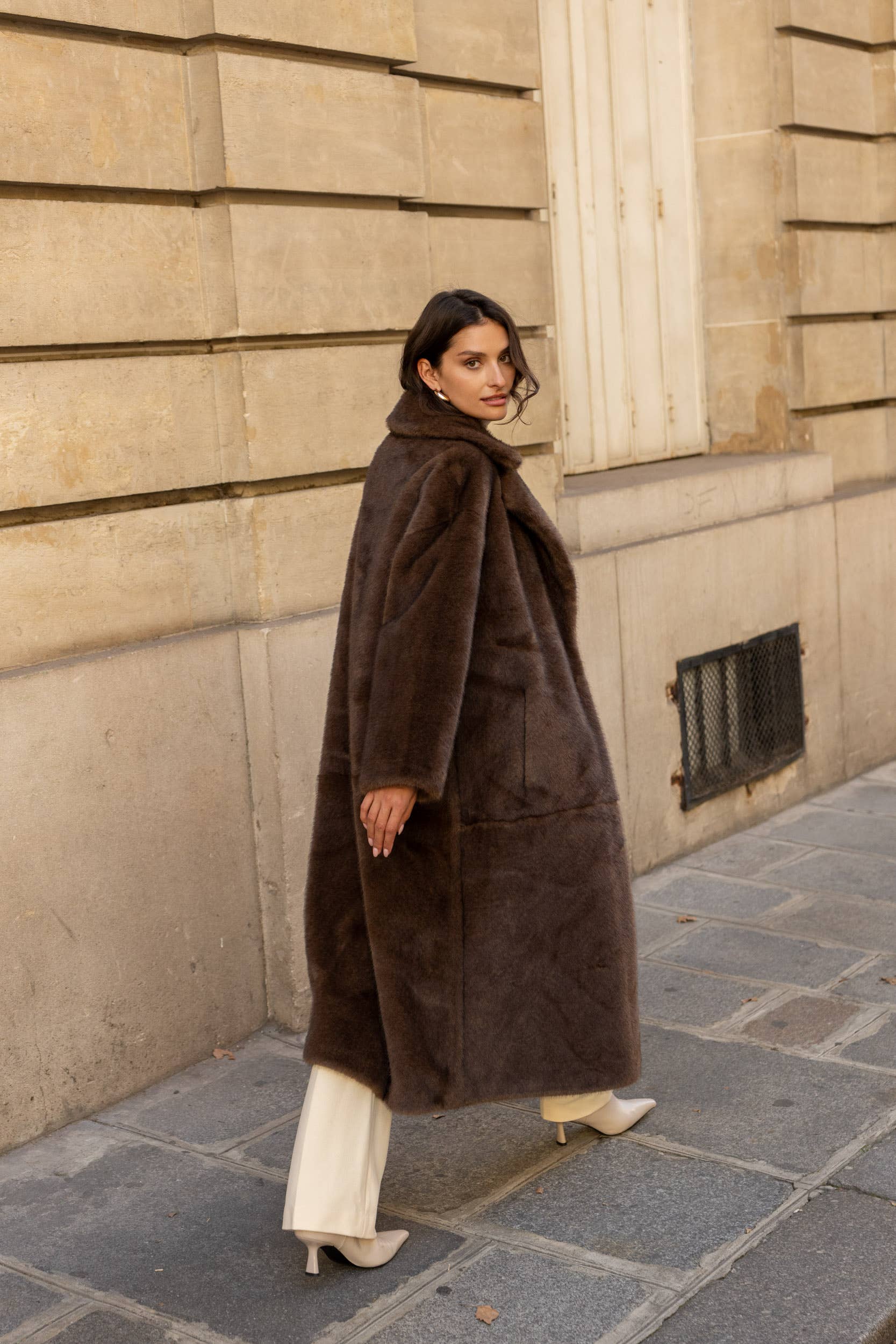 Attentif Paris - Wholesale Fur/Faux Fur Coat - Women's - Long synthetic fur coat with lapel collar31