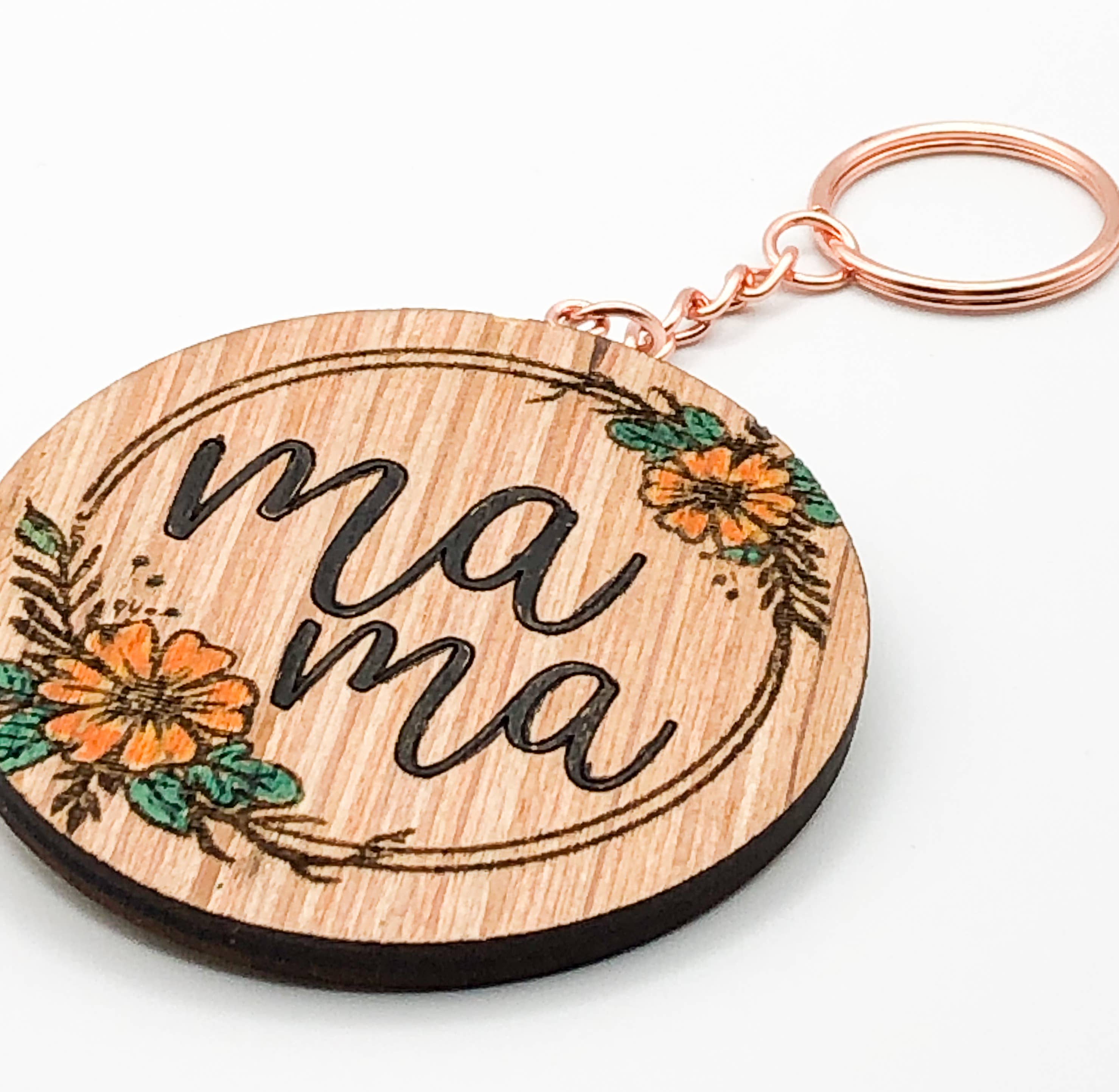 The Blended Nest – Großhandel Schlüsselanhänger – Damen – Mama Schlüsselanhänger — Holz-Schlüsselanhänger mit Gravur — Geschenk für sie — Muttertagsgeschenk — Geldbörse-Charm — Geschenk für Mama — Geschenk für Mama — kleines Geschenk für Mama8