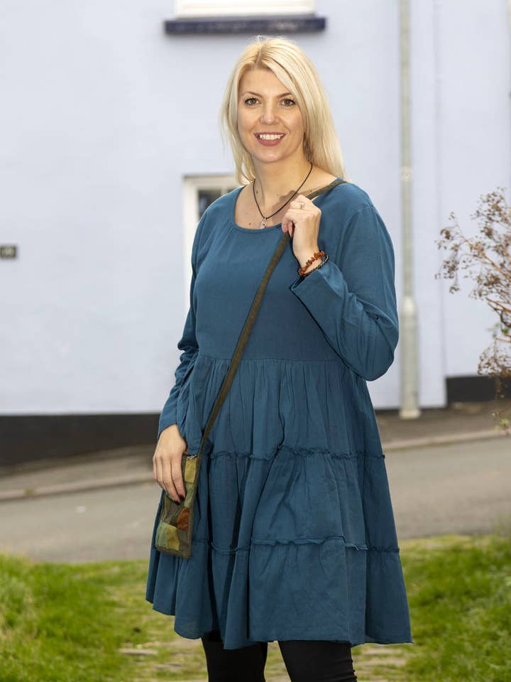 Laura lagdelt smockkjole for engroshandel hos Wicked Dragon Clothing