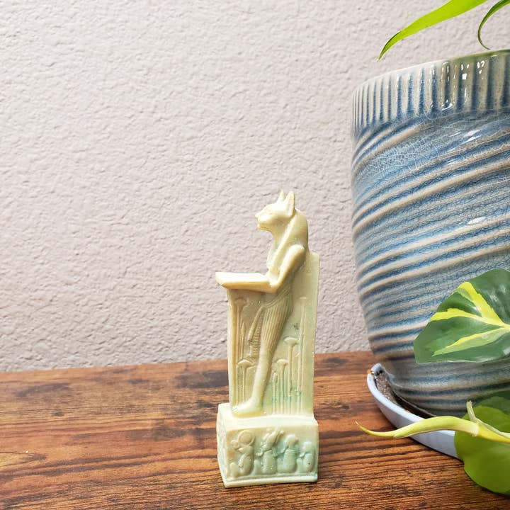 Discoveries, Inc. – wholesale Dekorativ statyett – Bastet Katt Piedestalstaty - Patina - Tillverkad i Egypten