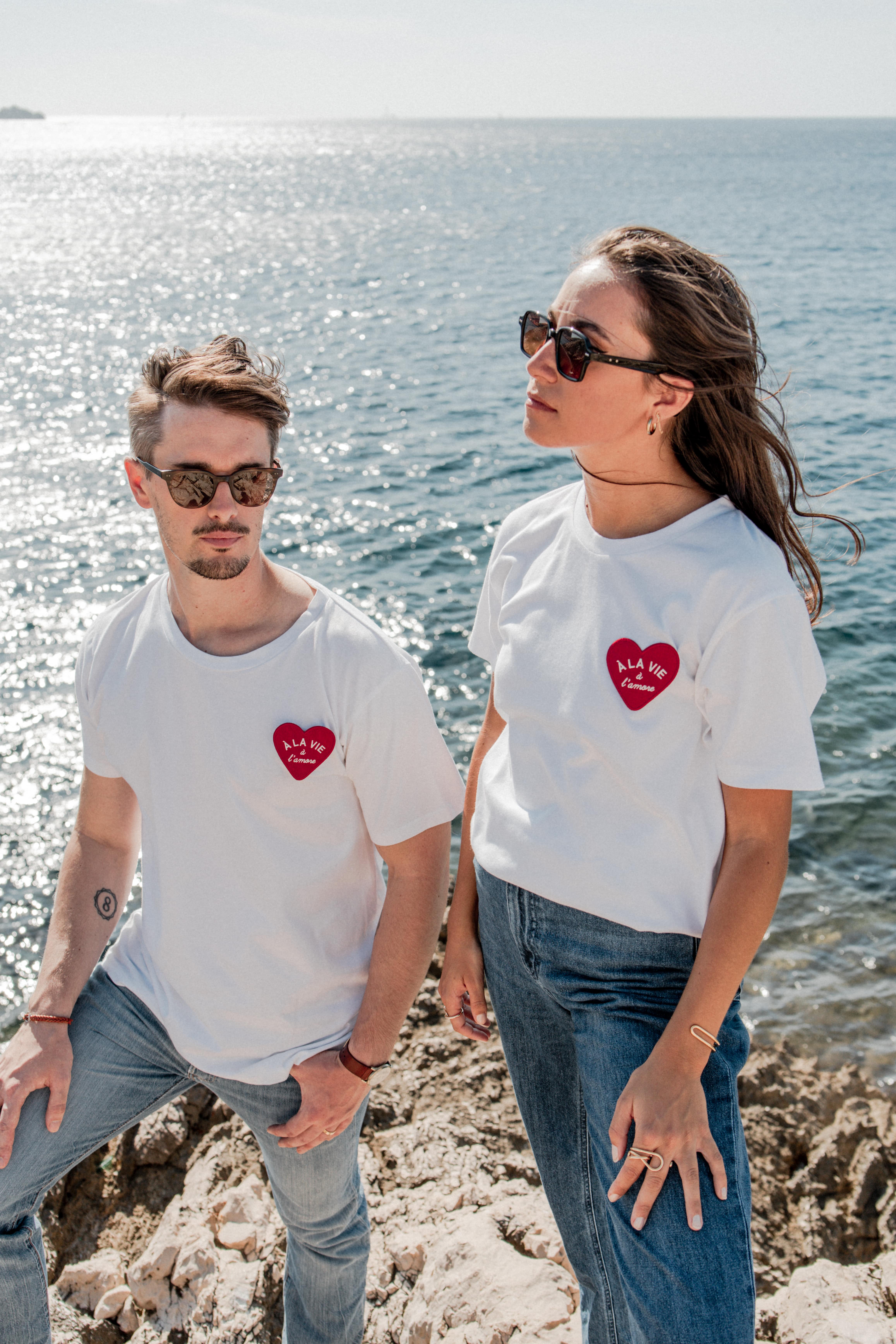Un baiser français s'il vous plaît - Wholesale T-Shirt - Unisex - Embroidered heart patch T-shirt6
