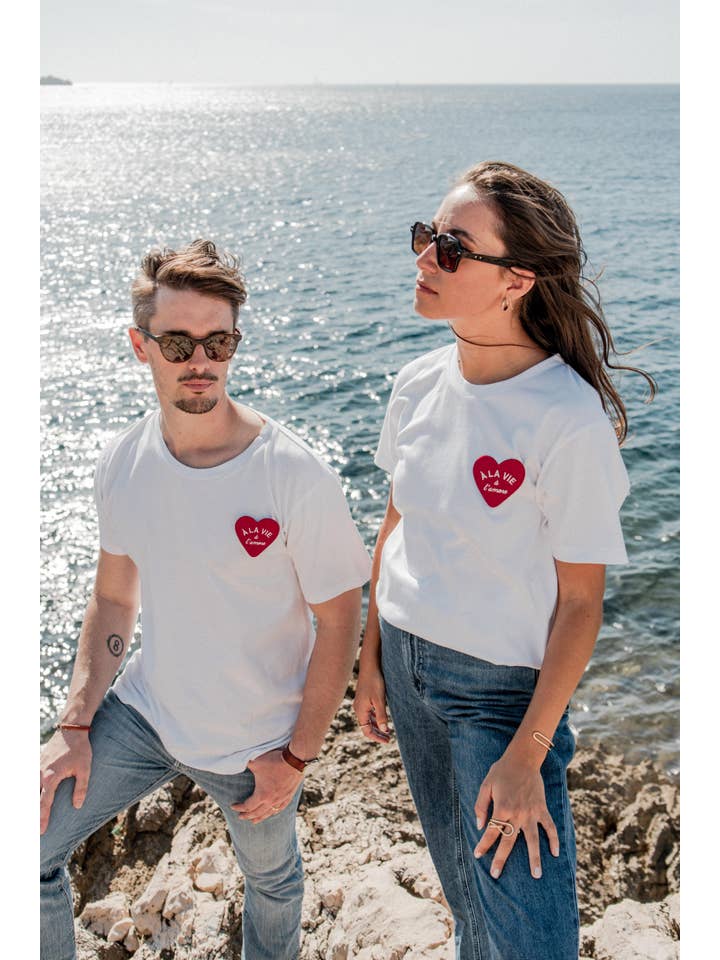 Un baiser français s'il vous plaît - Wholesale T-Shirt - Unisex - Embroidered heart patch T-shirt6