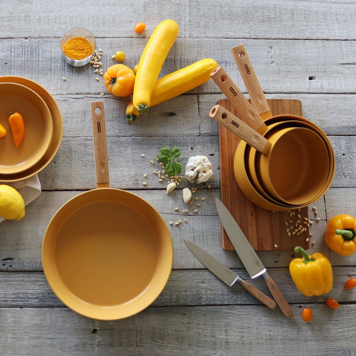 Ogo living – Großhandel Kasserollen – 20-cm-Vektor-Topf aus gelbem Aluminium mit Holzgriff4