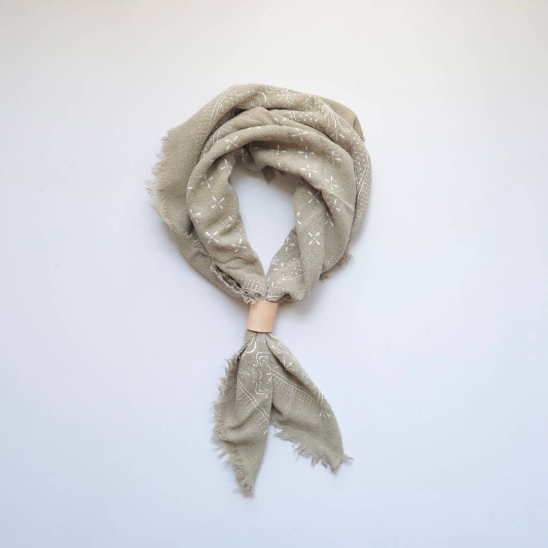 Eco Raw Studio - Venta al por mayor Bandana - Mujer - Pañuelo con estampado clásico gris salvia teñido naturalmente (blanco)4