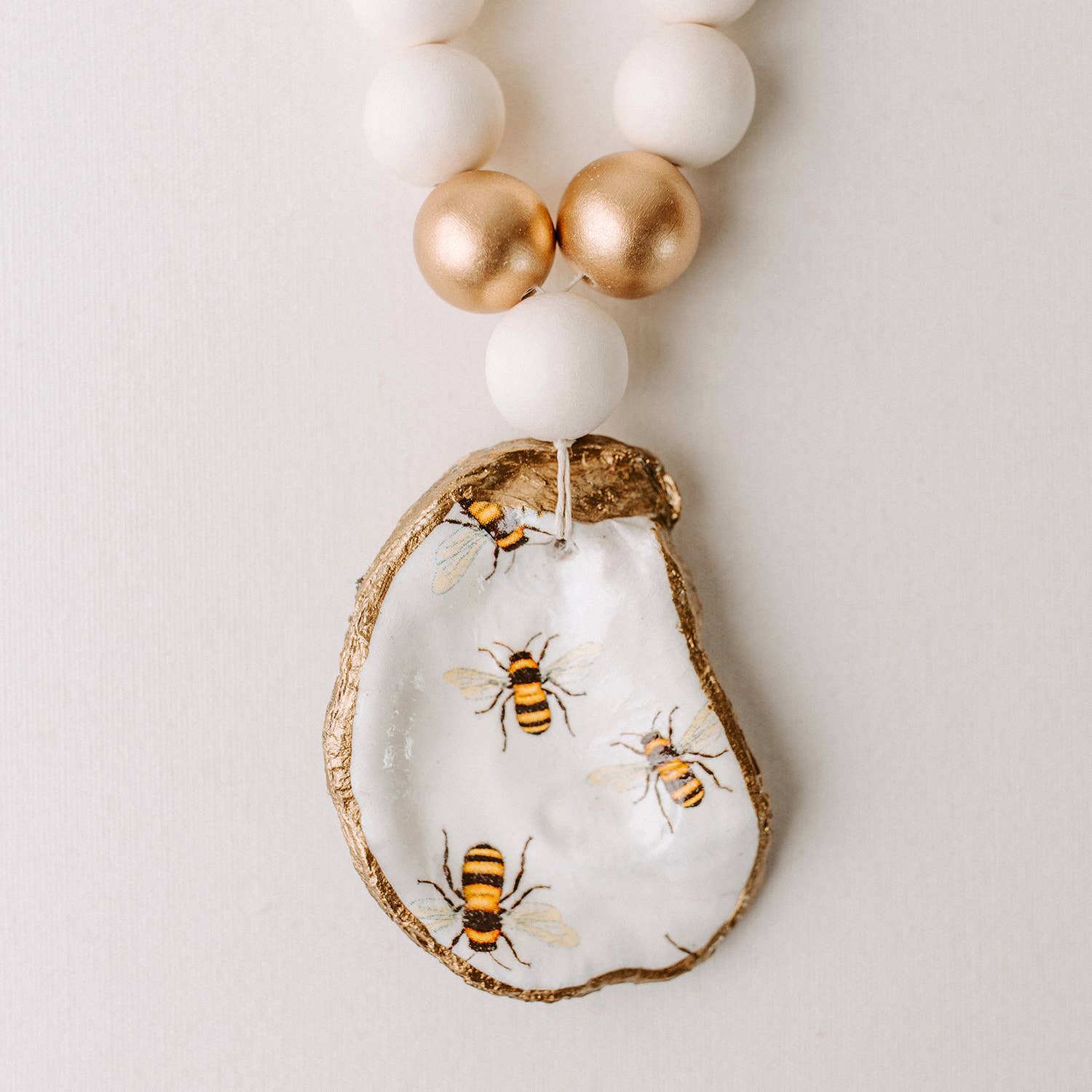 Grit and Grace Studio - Vente Collier de perles - Perles de bénédiction d'abeille2