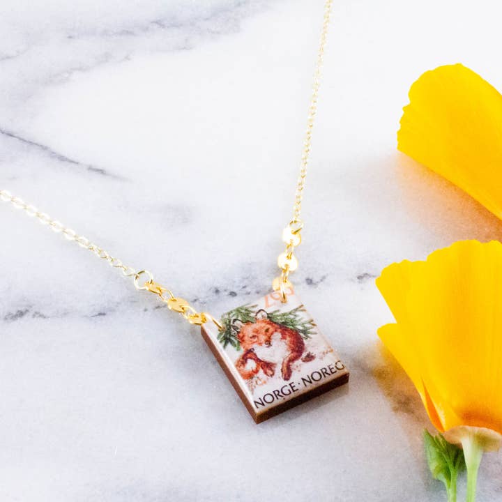 Vintage Norway Fox Briefmarken-Halskette für den Großhandel von No Man's Land