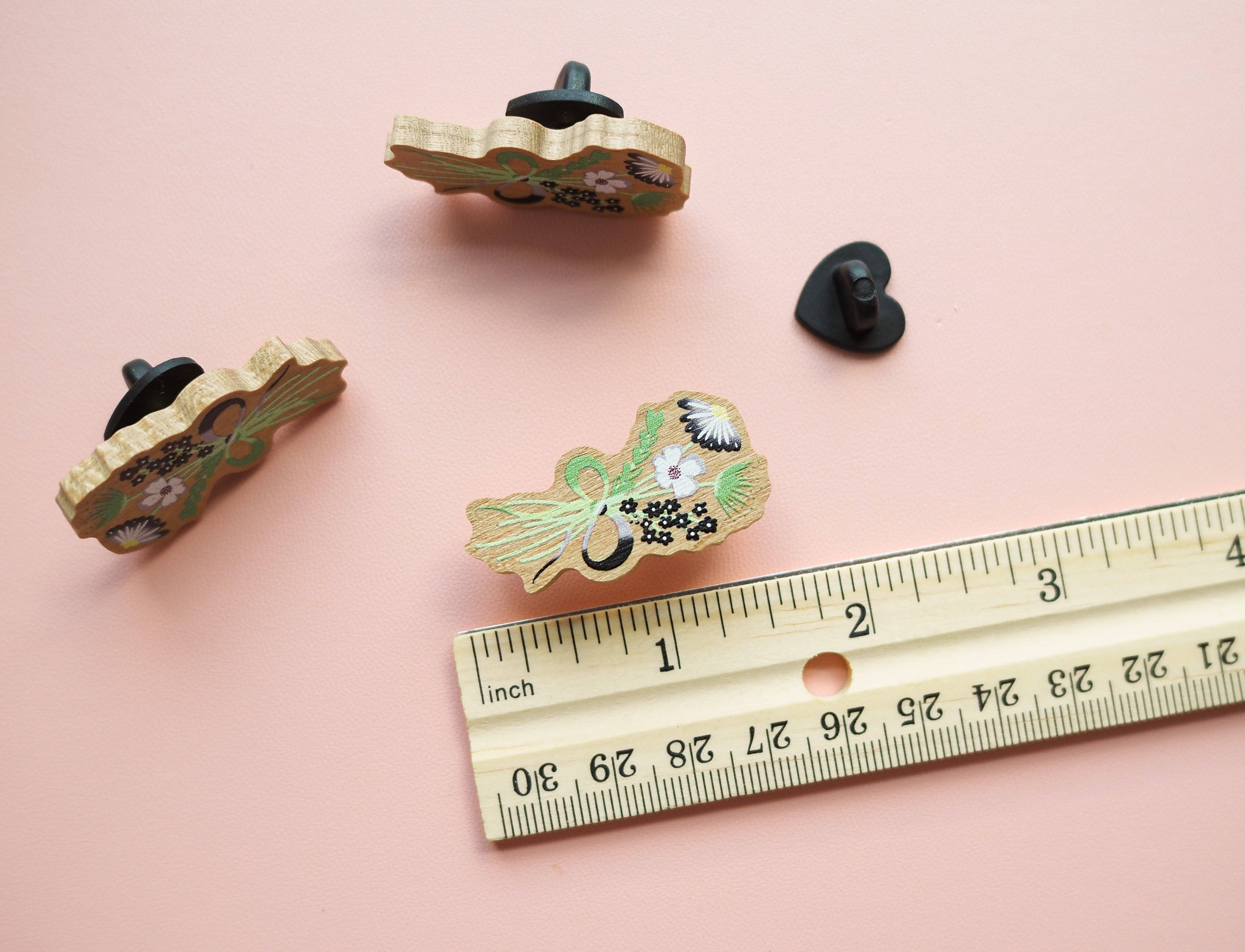 The Harpy Otter Co - Wholesale Lapel Pin/Button - Aromantic Subtle Pride Floral Pin1