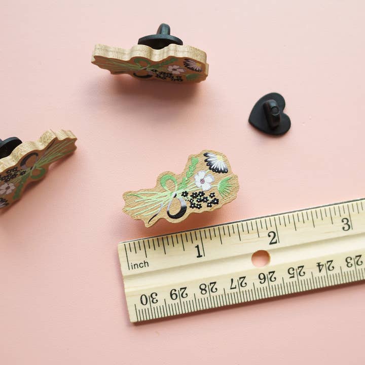 The Harpy Otter Co - Wholesale Lapel Pin/Button - Aromantic Subtle Pride Floral Pin1