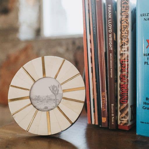 Matr Boomie Fair Trade – Moldura por atacado – Quadro de Imagem Redonda Mukhendu 2.5x2.5 - Osso, Acentos de Latão1